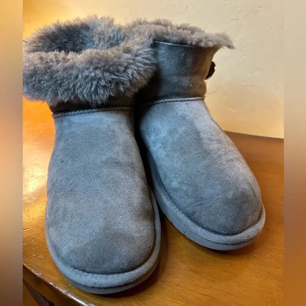 UGG mini Bailey Button Bling size 9